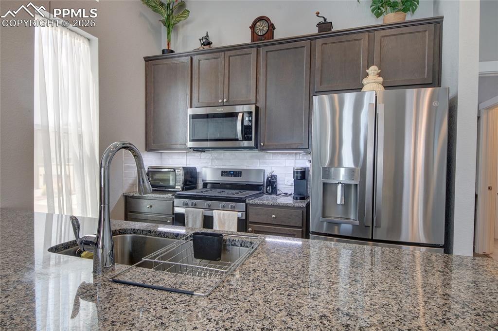 Image 11 of 25: Kitchen features 42" oak cabinets