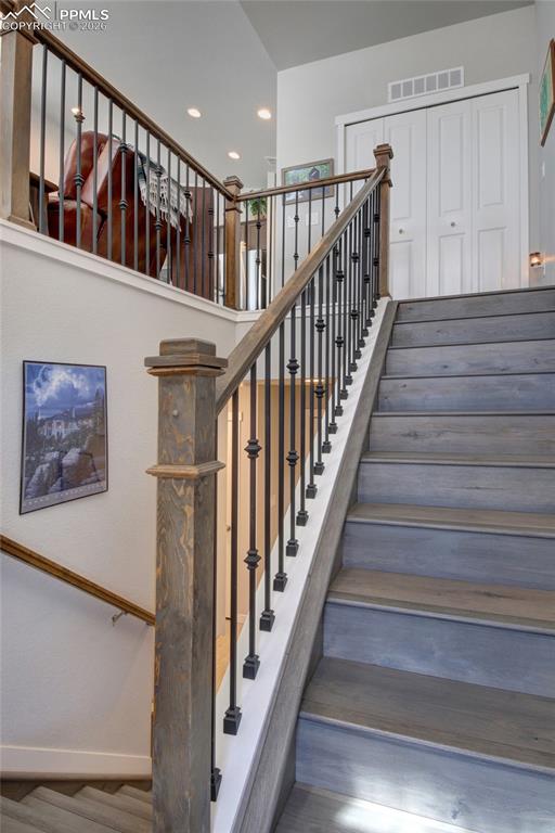 Image 18 of 25: Foyer