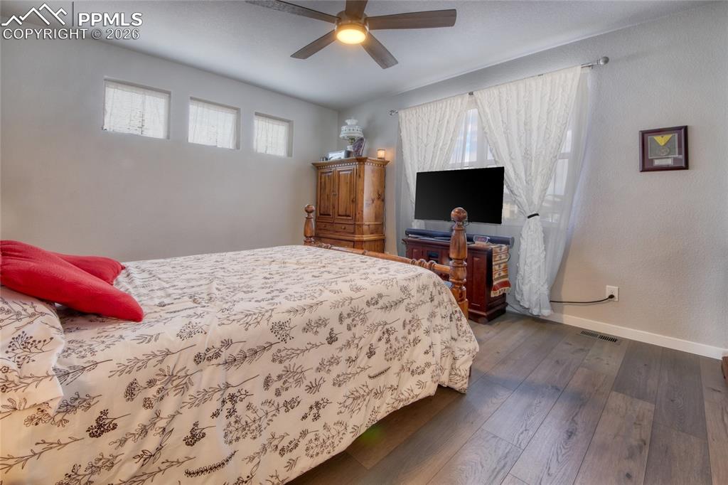 Image 3 of 25: Master offers lots of natural light