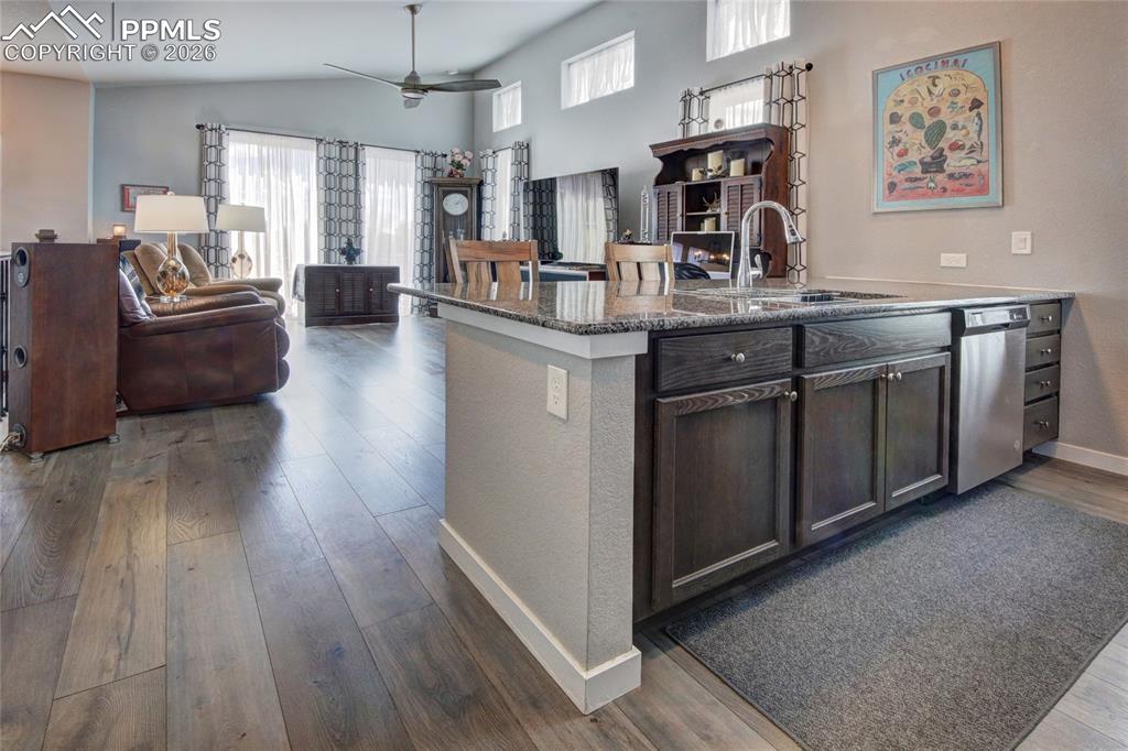 Image 8 of 25: Kitchen granite counter tops