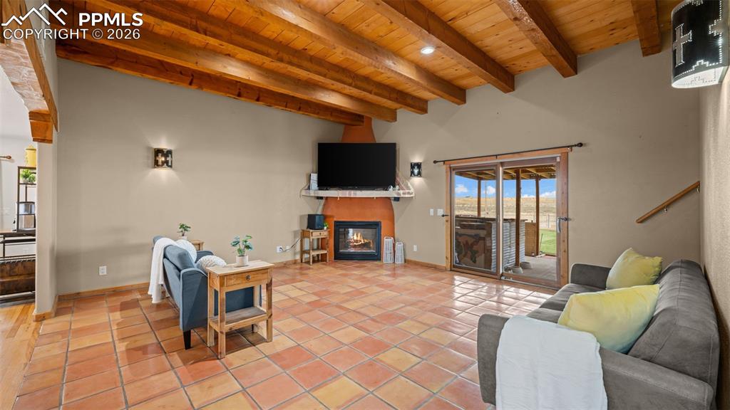 Image 14 of 40: Living Room