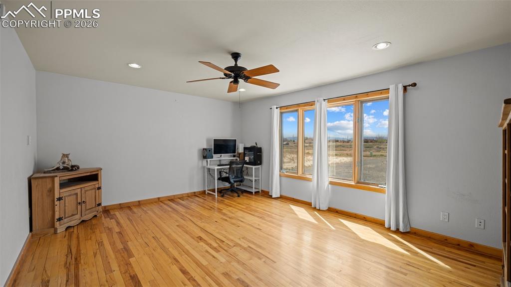 Image 16 of 40: Office