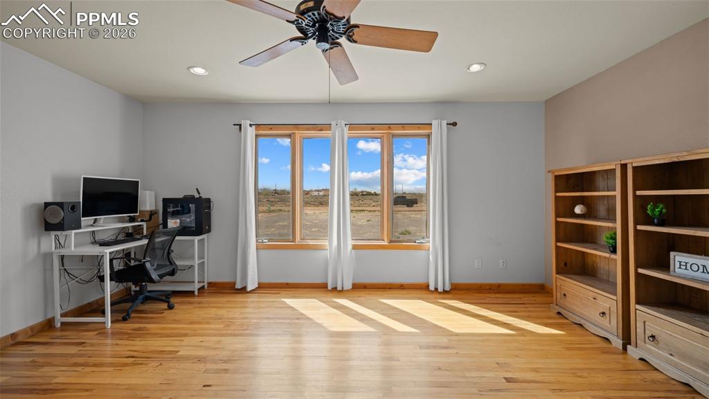 Image 17 of 40: Office