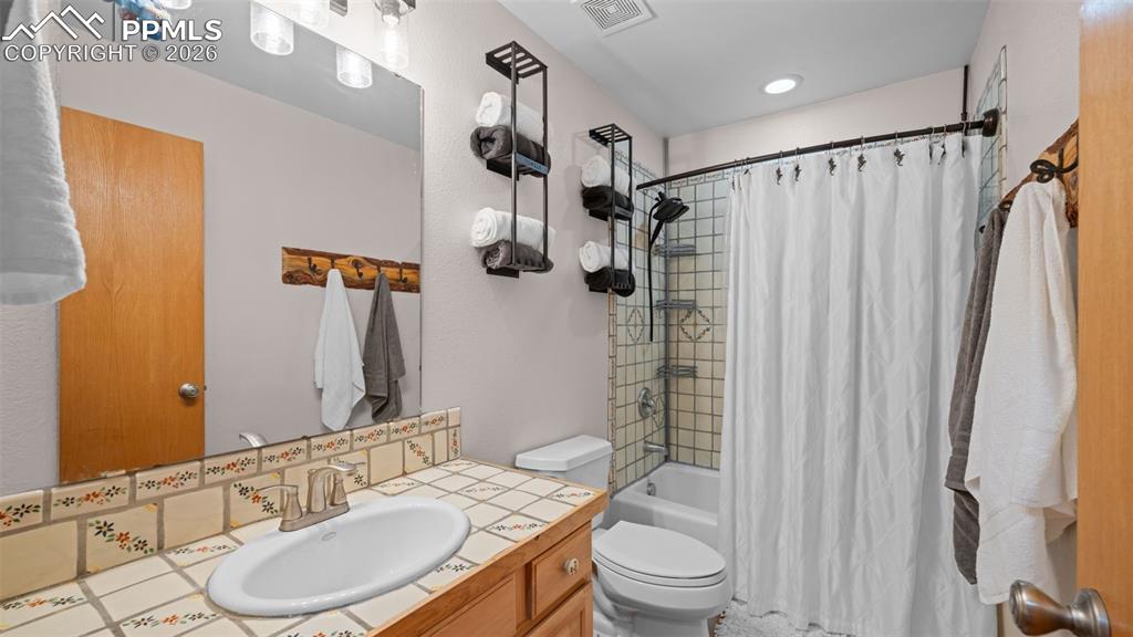 Image 19 of 40: Bathroom