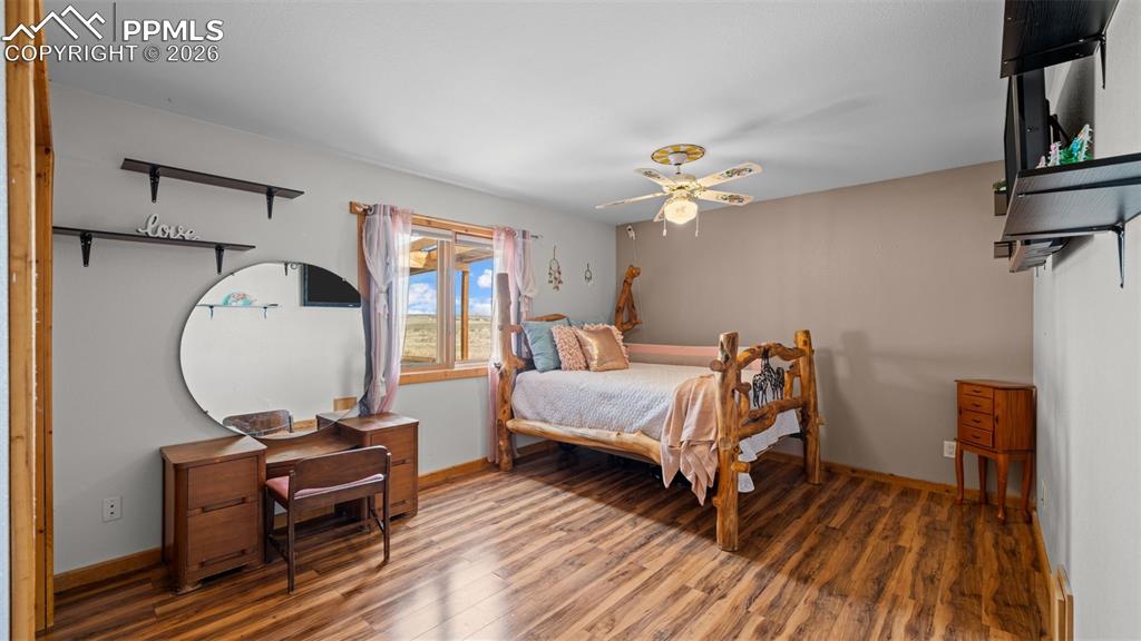 Image 20 of 40: Bedroom