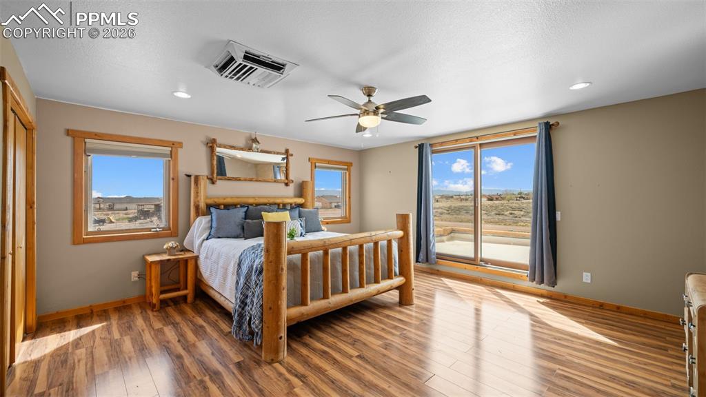 Image 21 of 40: Bedroom