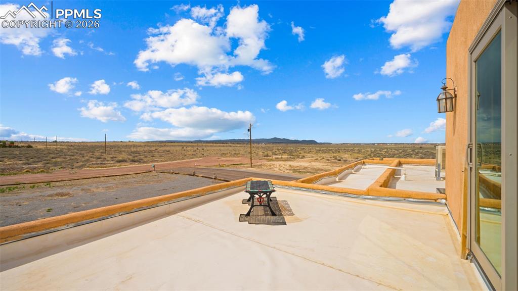 Image 23 of 40: Patio