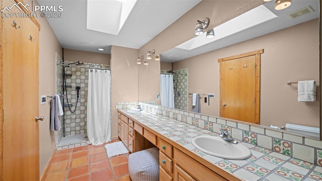 Image 25 of 40: Bathroom