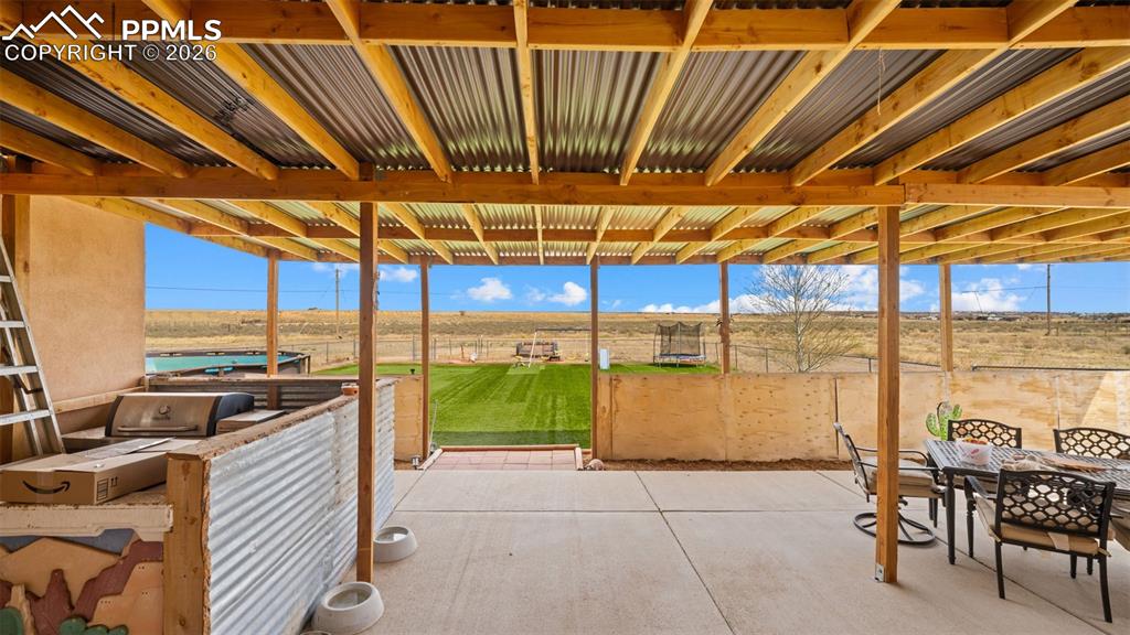 Image 26 of 40: Patio