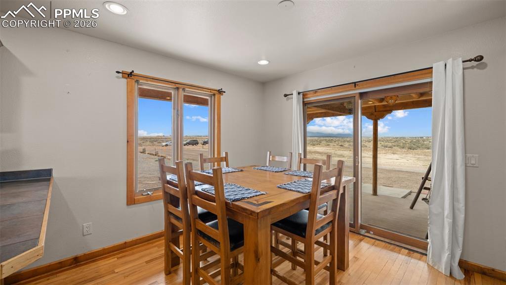 Image 6 of 40: Dining Area