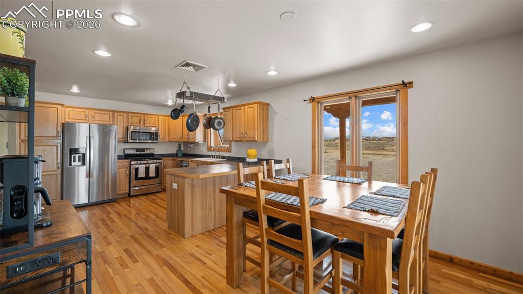 Image 7 of 40: Kitchen