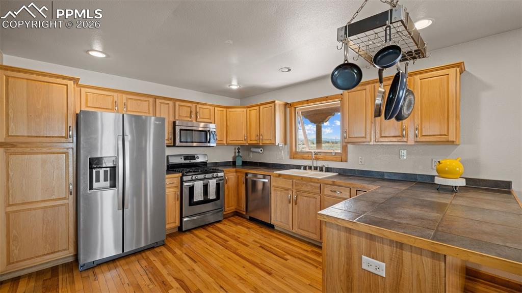 Image 9 of 40: Kitchen