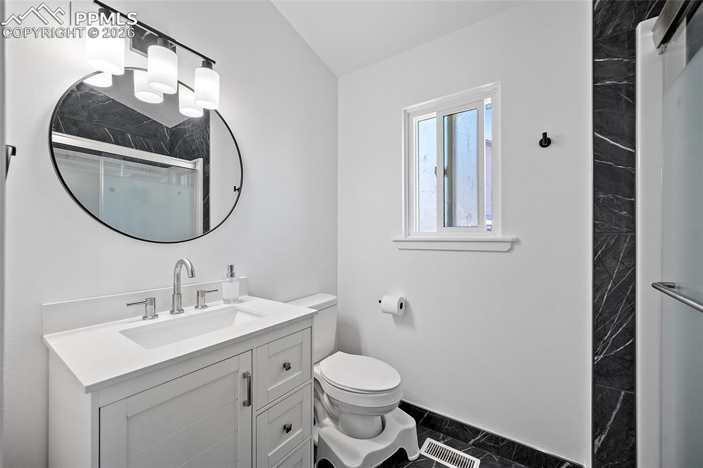 Image 24 of 49: Bathroom