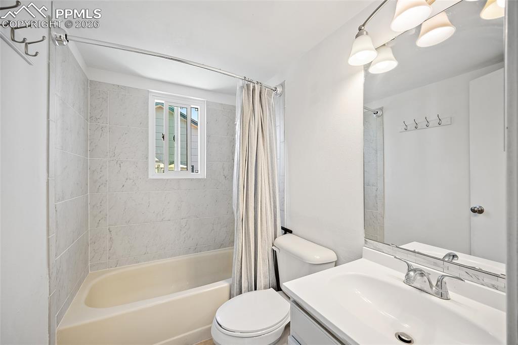 Image 27 of 49: Bathroom