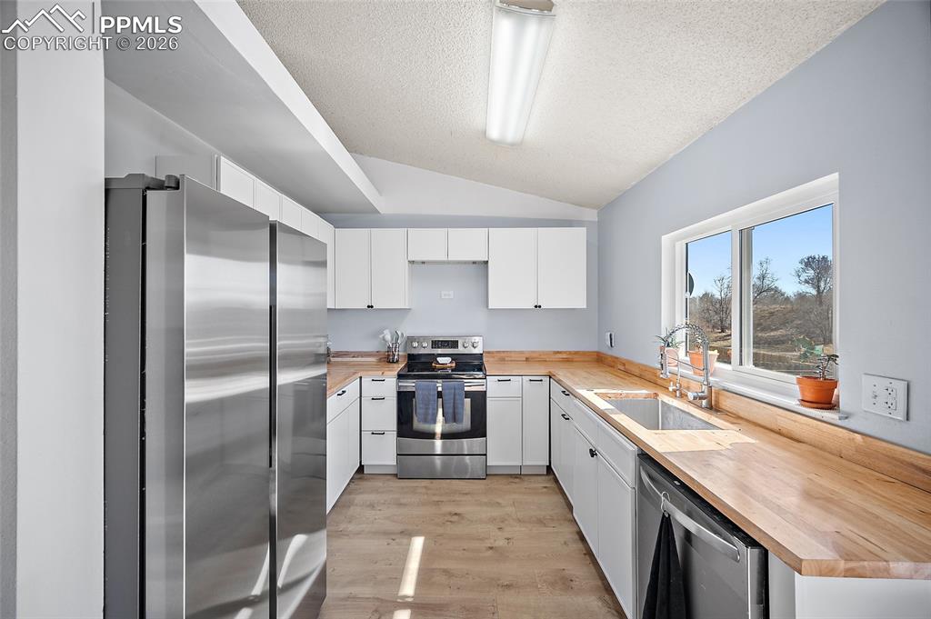 Image 6 of 49: Kitchen