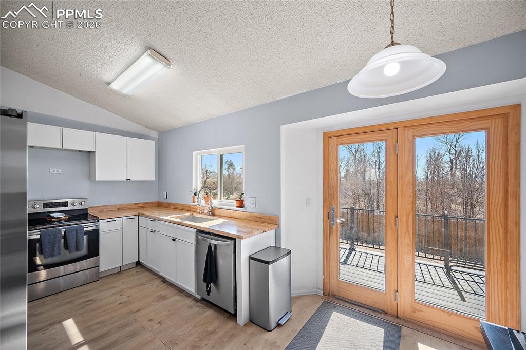 Image 7 of 49: Kitchen