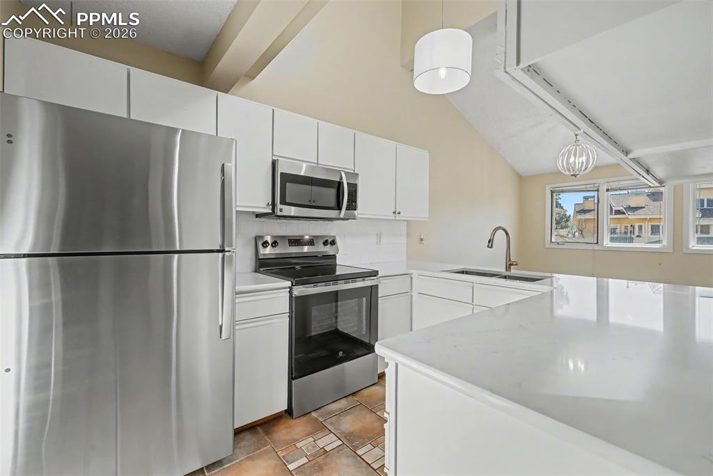 Image 15 of 34: Kitchen