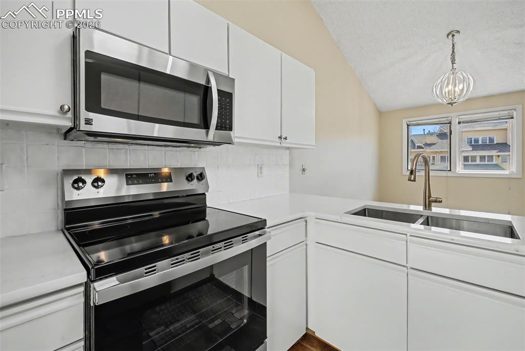 Image 18 of 34: Kitchen