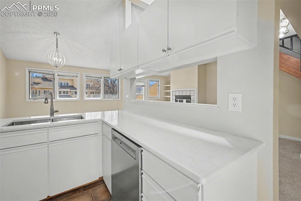 Image 19 of 34: Kitchen