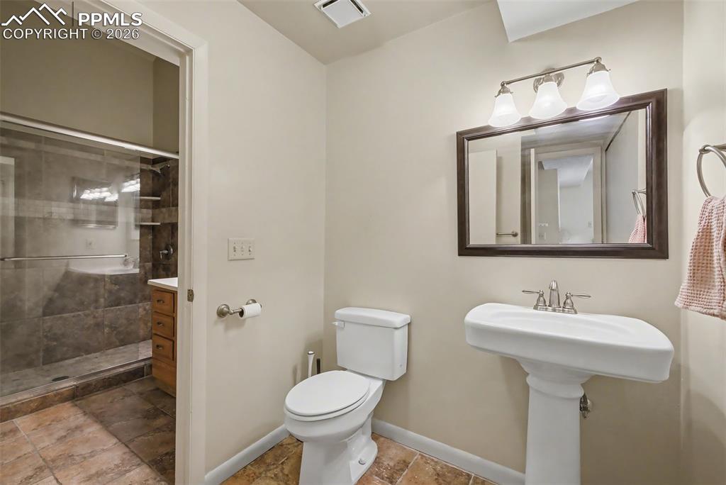 Image 22 of 34: Bathroom