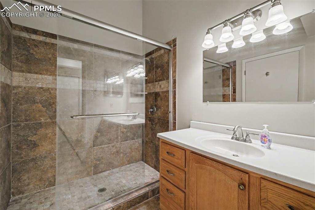 Image 23 of 34: Bathroom