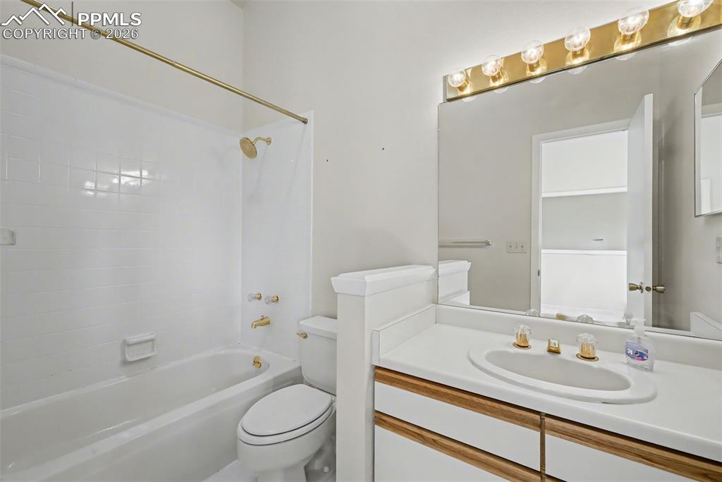 Image 28 of 34: Bathroom