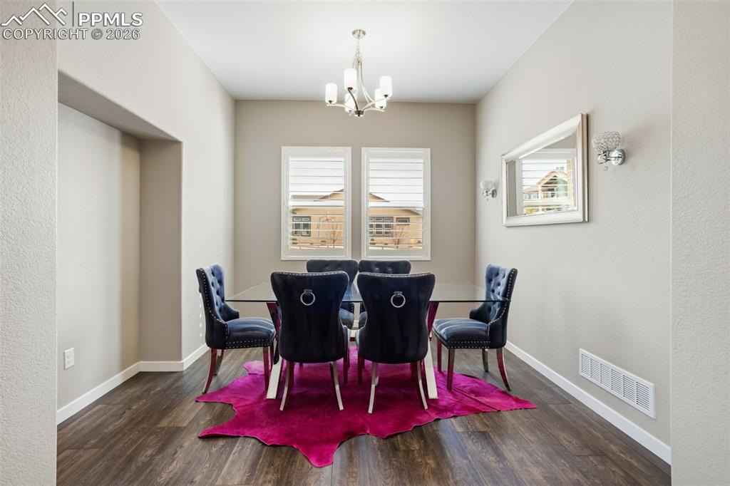 Image 11 of 50: Dining Area