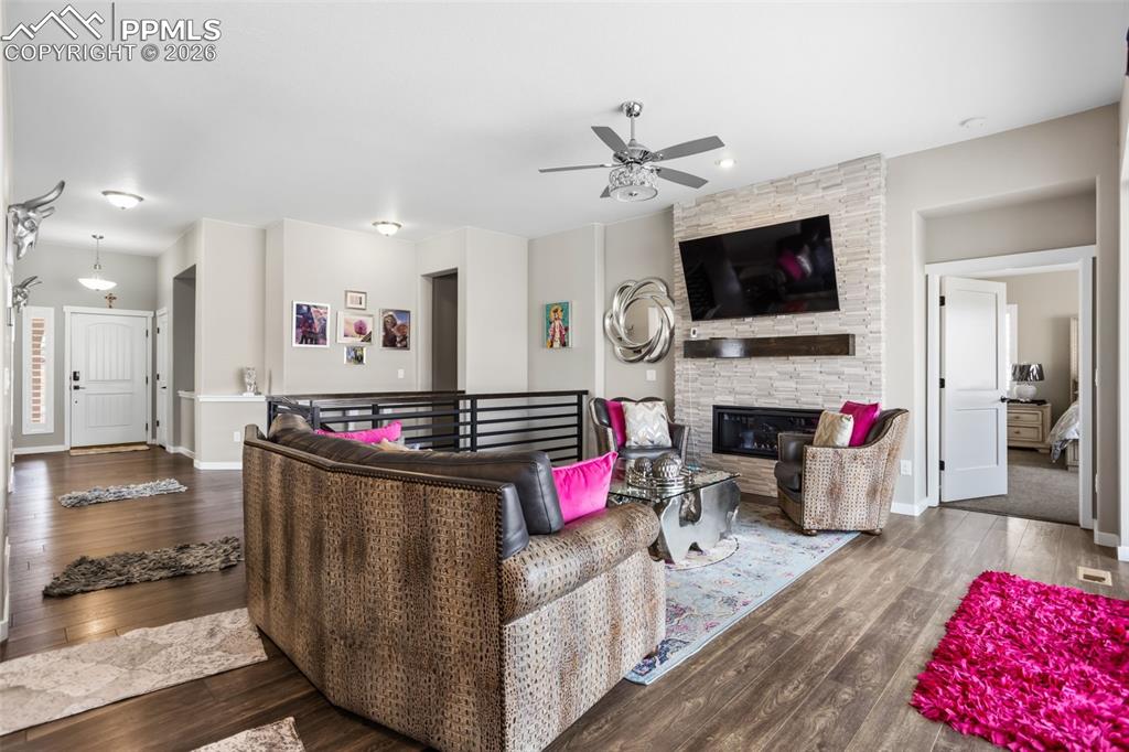 Image 14 of 50: Living Room