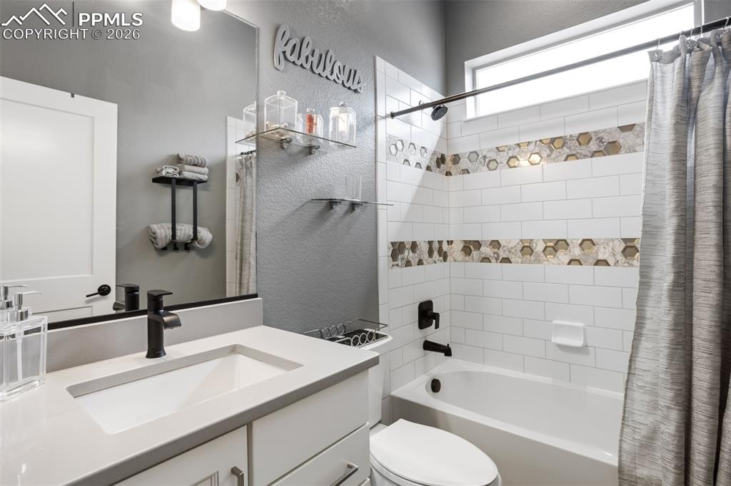 Image 20 of 50: Bathroom