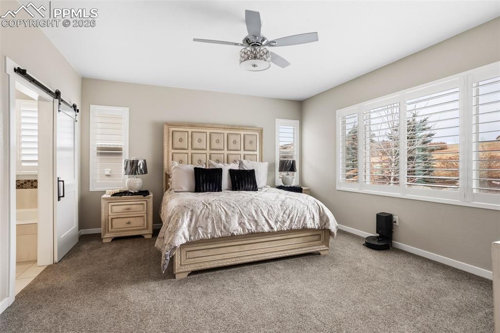 Image 22 of 50: Bedroom