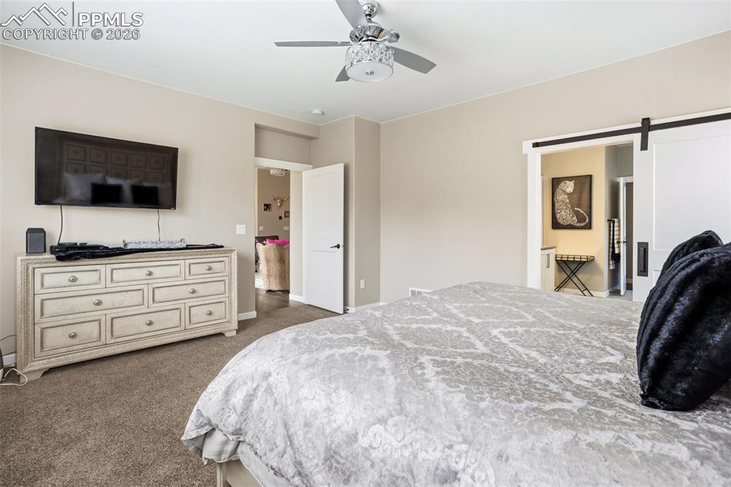 Image 23 of 50: Bedroom