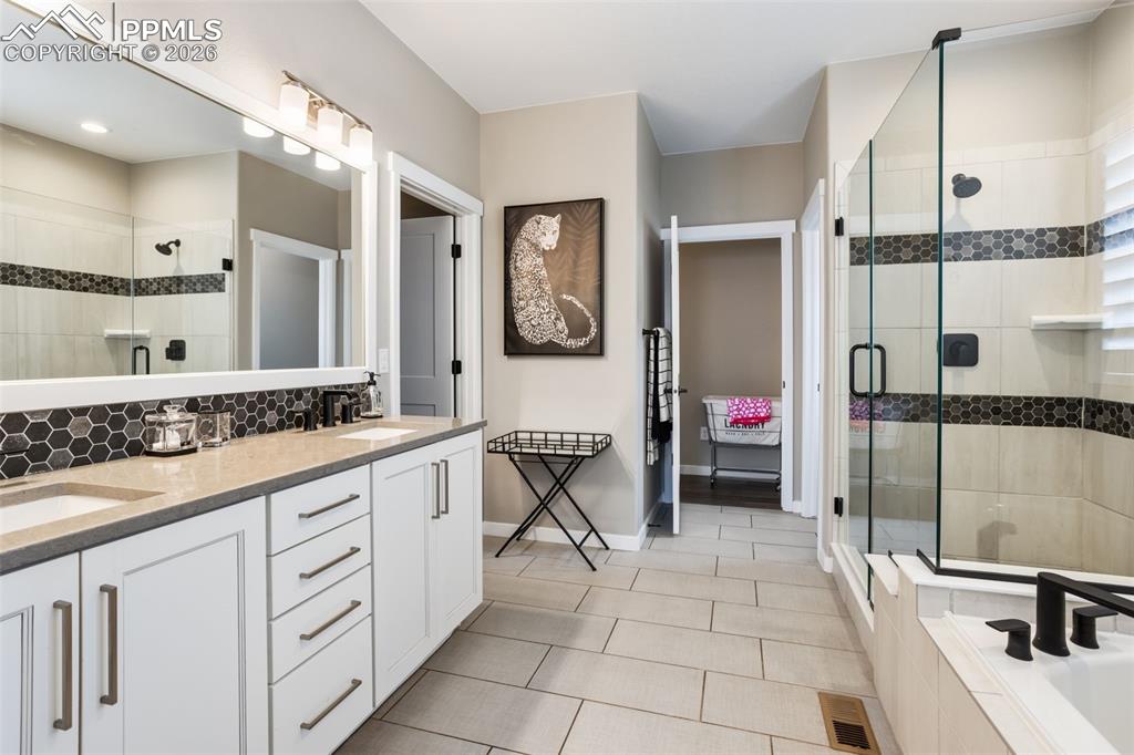 Image 24 of 50: Bathroom