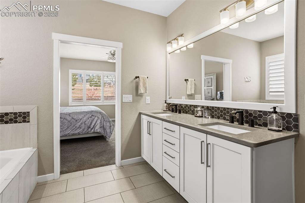 Image 25 of 50: Bathroom