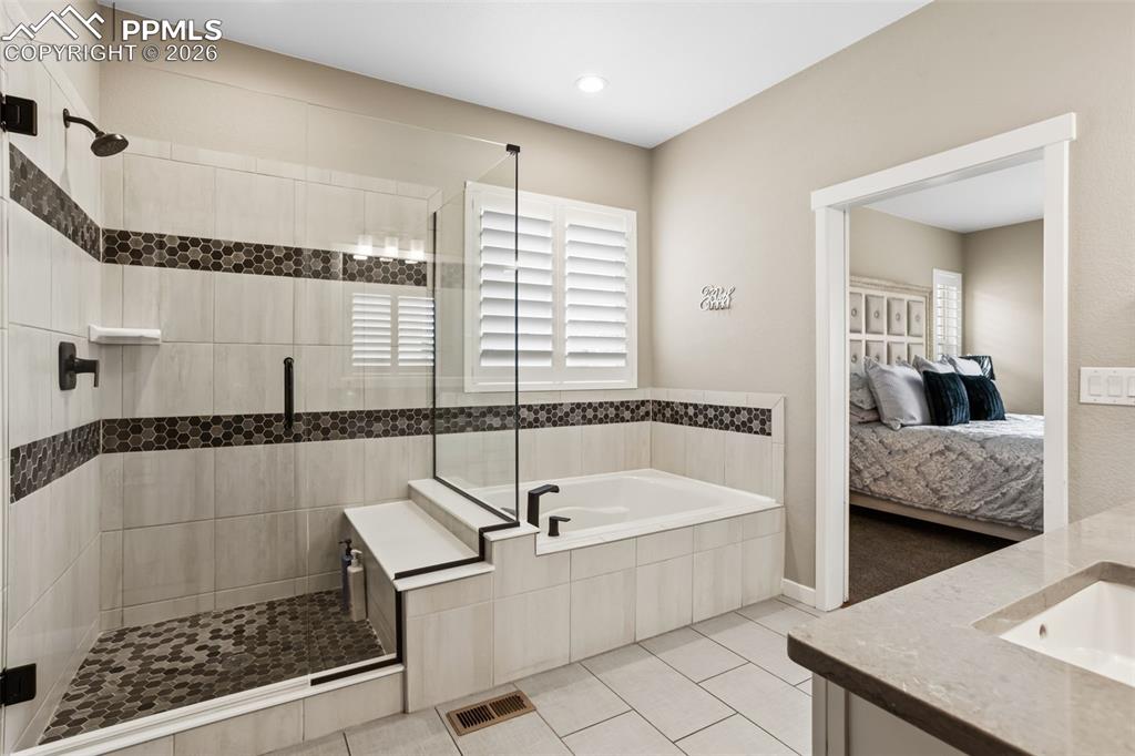 Image 26 of 50: Bathroom