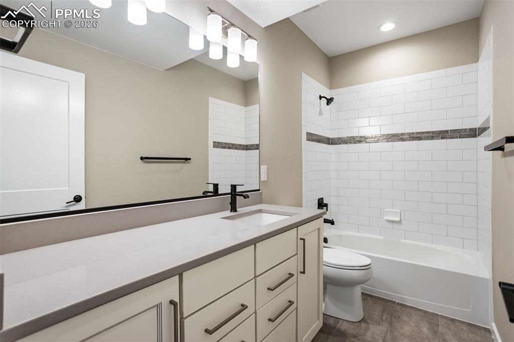 Image 34 of 50: Bathroom