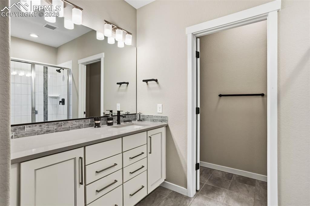 Image 40 of 50: Bathroom