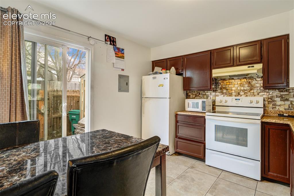 Image 2 of 21: Kitchen