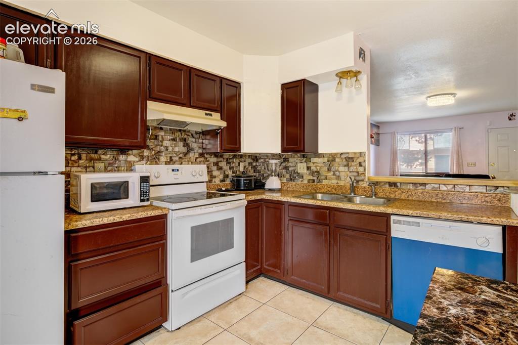 Image 3 of 21: Kitchen