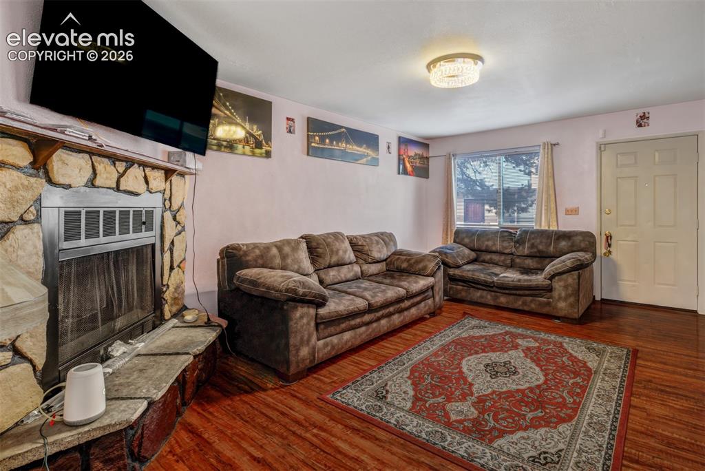 Image 5 of 21: Living Room