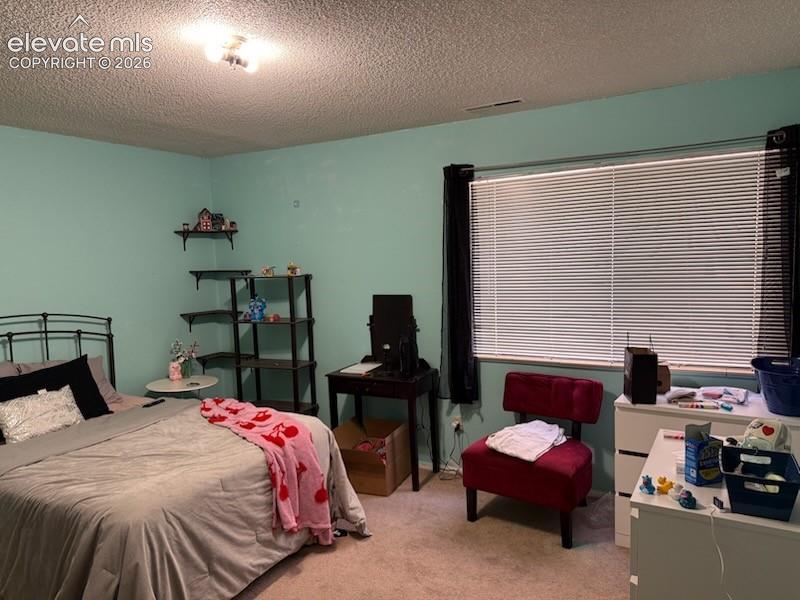 Image 12 of 14: Bedroom