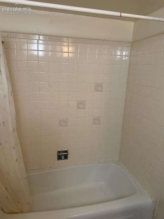 Image 13 of 14: Bathroom