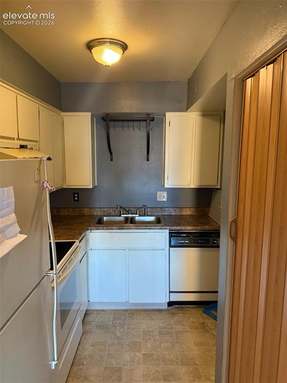 Image 8 of 14: Kitchen