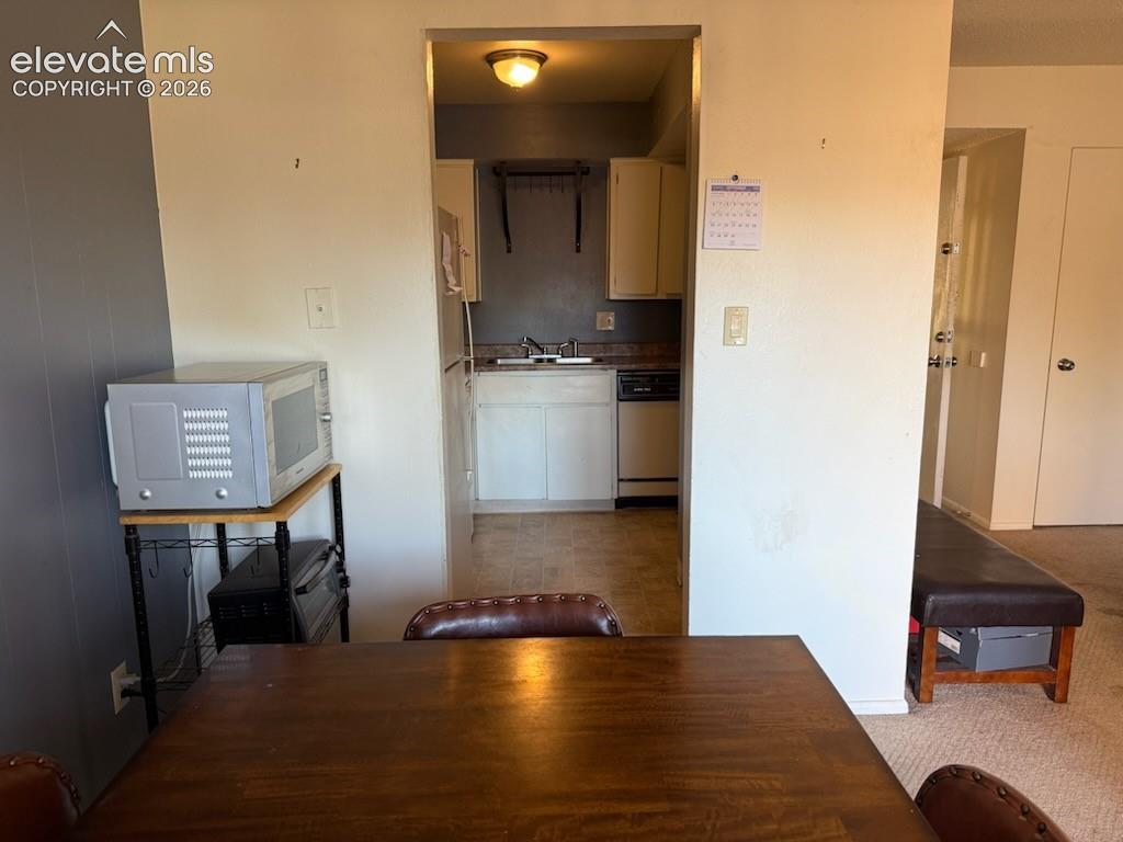 Image 9 of 14: Dining Area