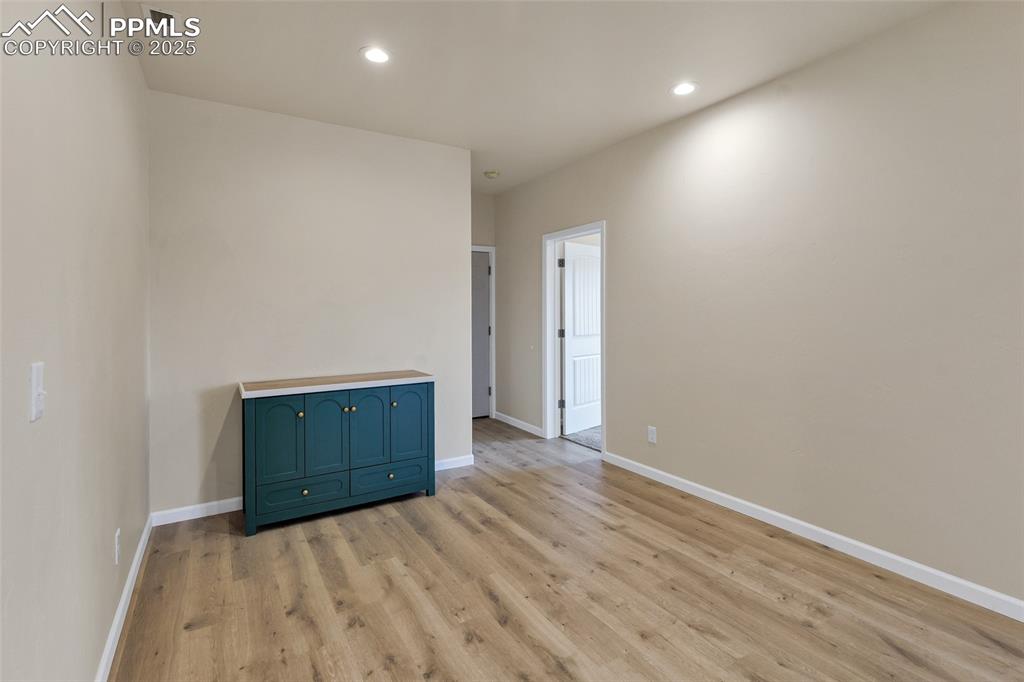 Image 30 of 50: Inlaw