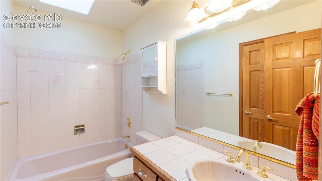 Image 31 of 46: Bathroom