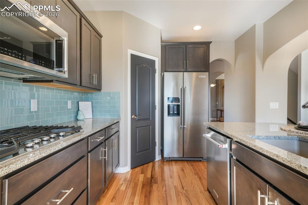 Image 10 of 50: Kitchen