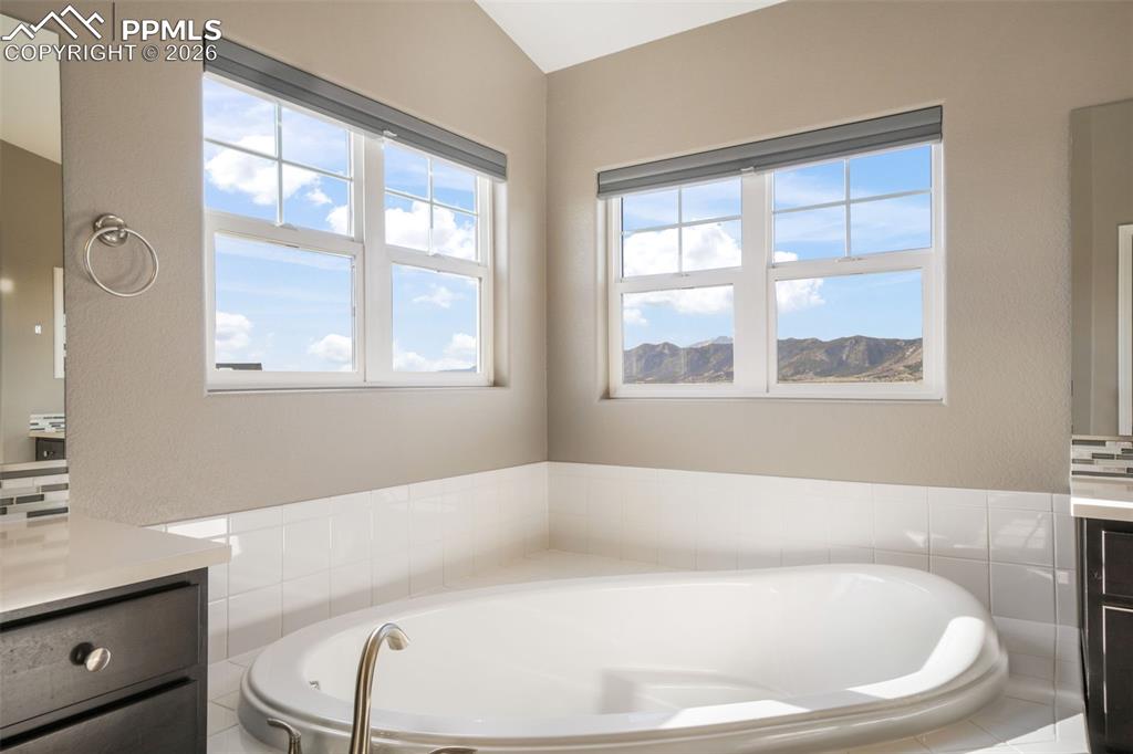 Image 15 of 50: Bathroom