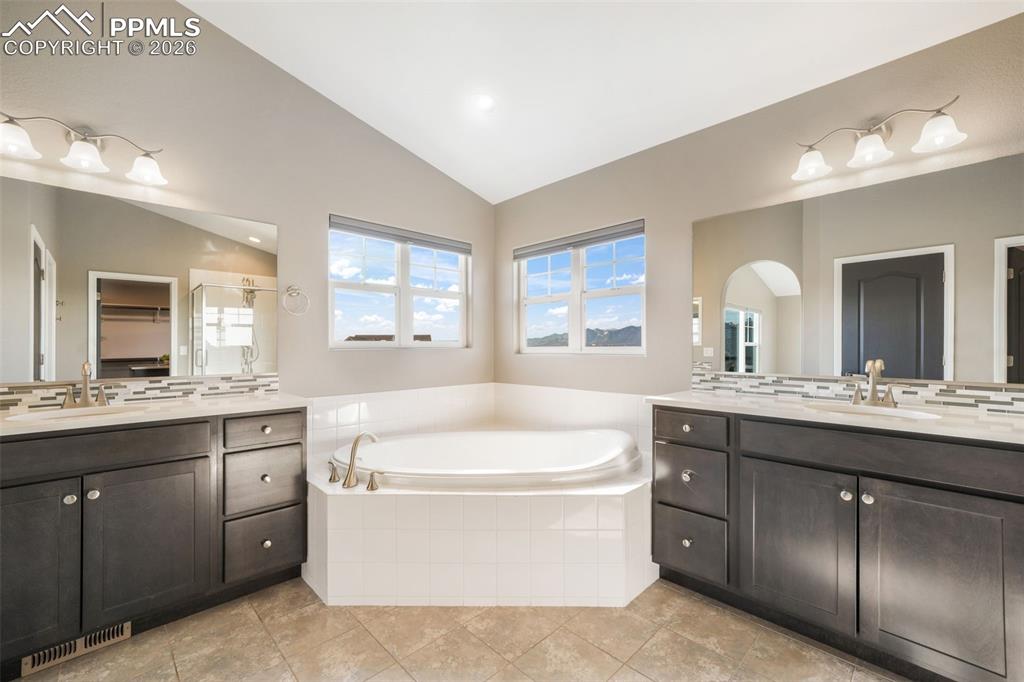 Image 16 of 50: Bathroom