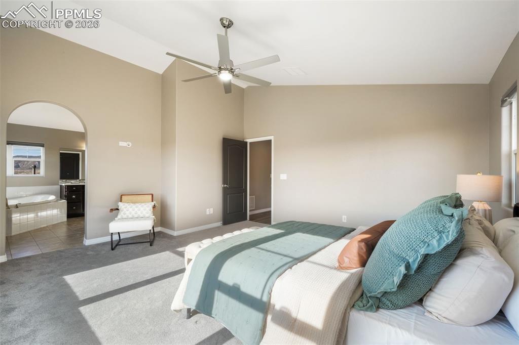 Image 18 of 50: Bedroom