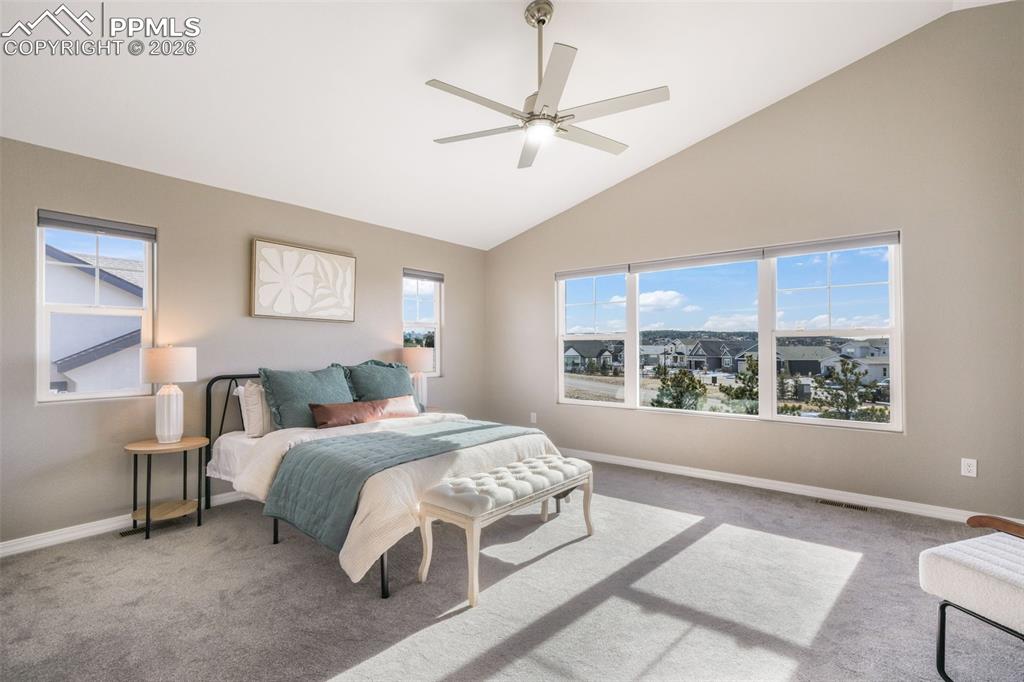 Image 19 of 50: Bedroom